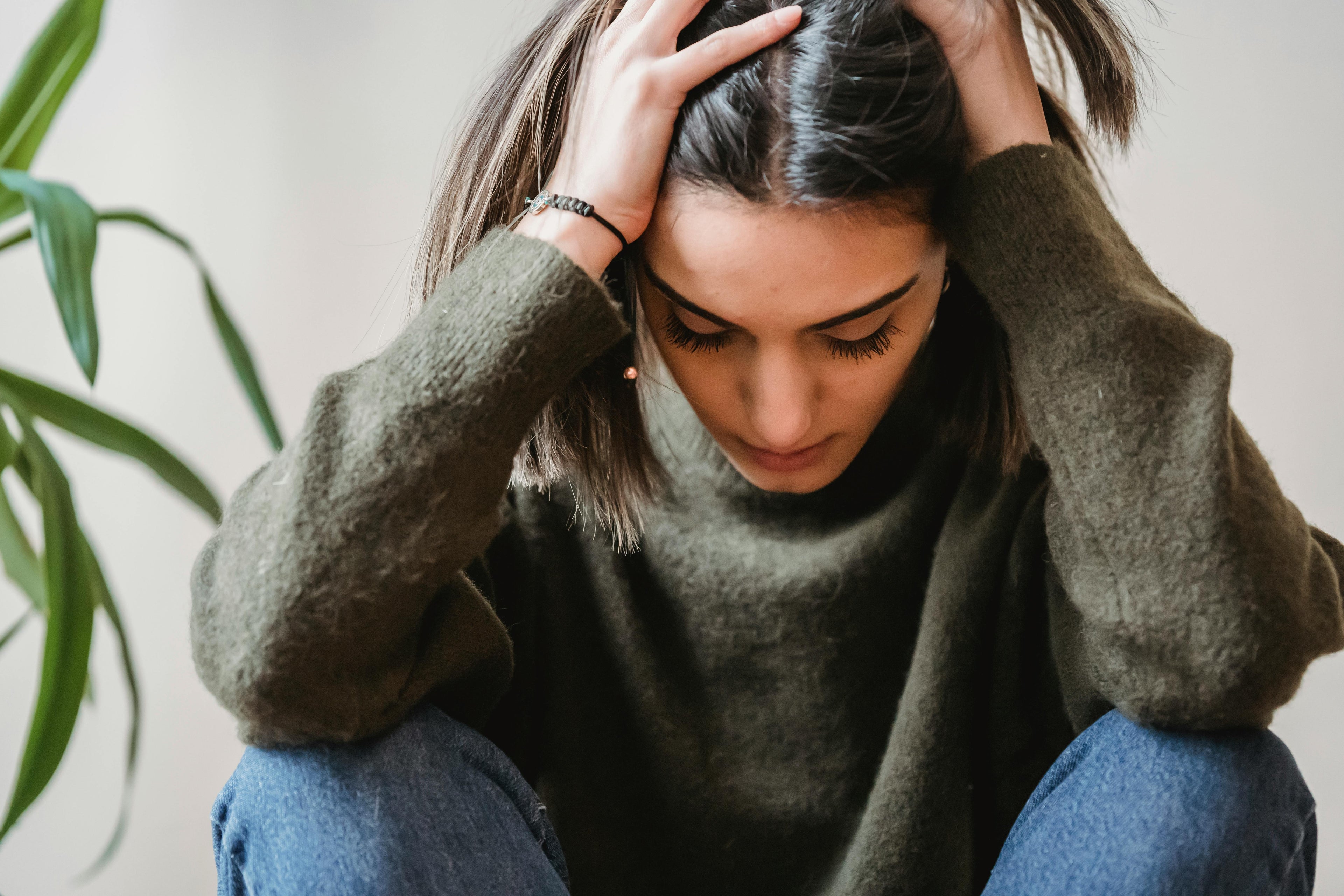 Causes d'une perte de cheveux : comprendre et agir naturellement - Elyara Image