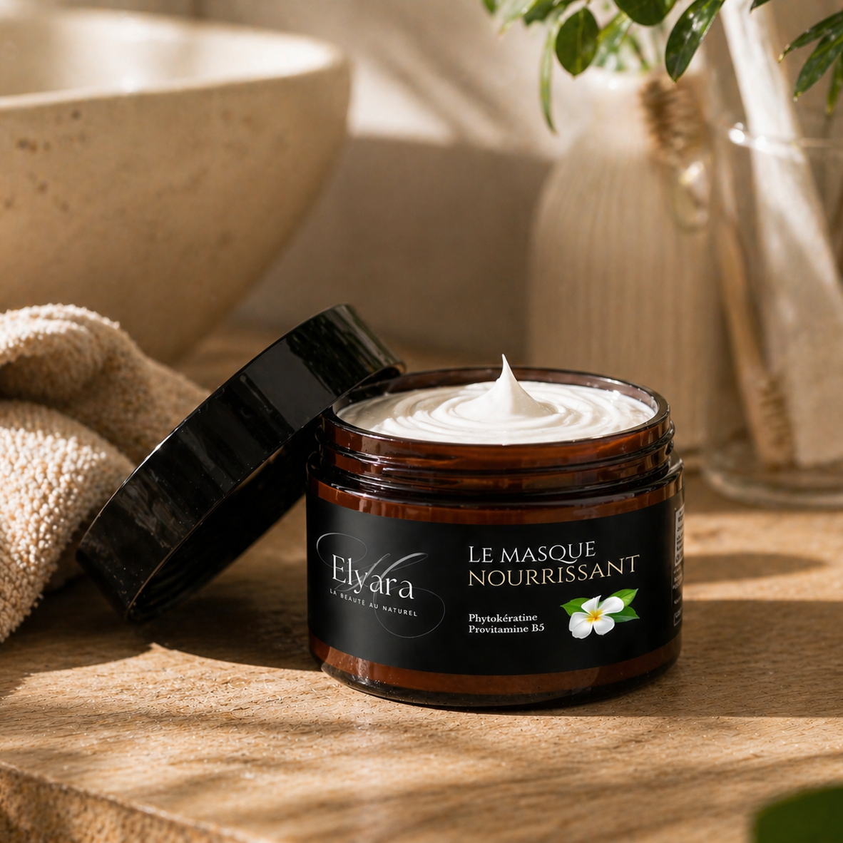 Masque Nourrissant à la Phytokératine – Soin Capillaire Luxe Elyara, pot ouvert affichant une texture crémeuse sur fond beige naturel.