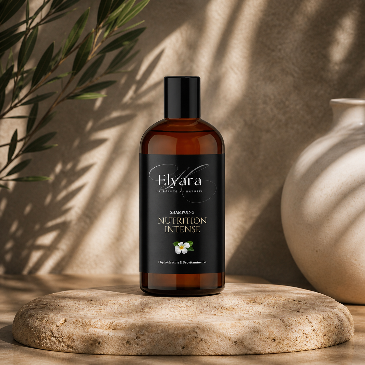 Bouteille ambrée de Shampoing Nutrition Intense – Phytokératine & Vegan 98,4% naturel sur socle pierre, label Elyara.