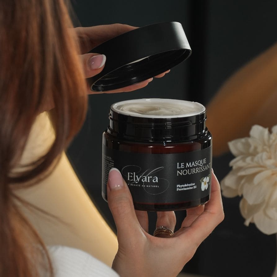 Pot d’un masque nourrissant pour cheveux secs et abîmés (Elyara), ouvert pour montrer la texture crémeuse.