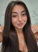 test réalisé sur les cheveux de Cassie. Elle nous montre comment appliquer le shampoing et le masque Elyara.